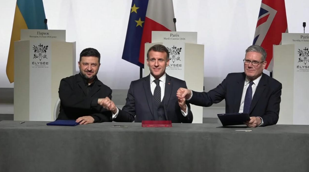 Зеленський, Макрон і Стармер підписали декларацію про наміри щодо розгортання багатонаціональних сил в Україні Зеленський, Макрон і Стармер підписали декларацію про наміри щодо розгортання багатонаціональних сил в Україні